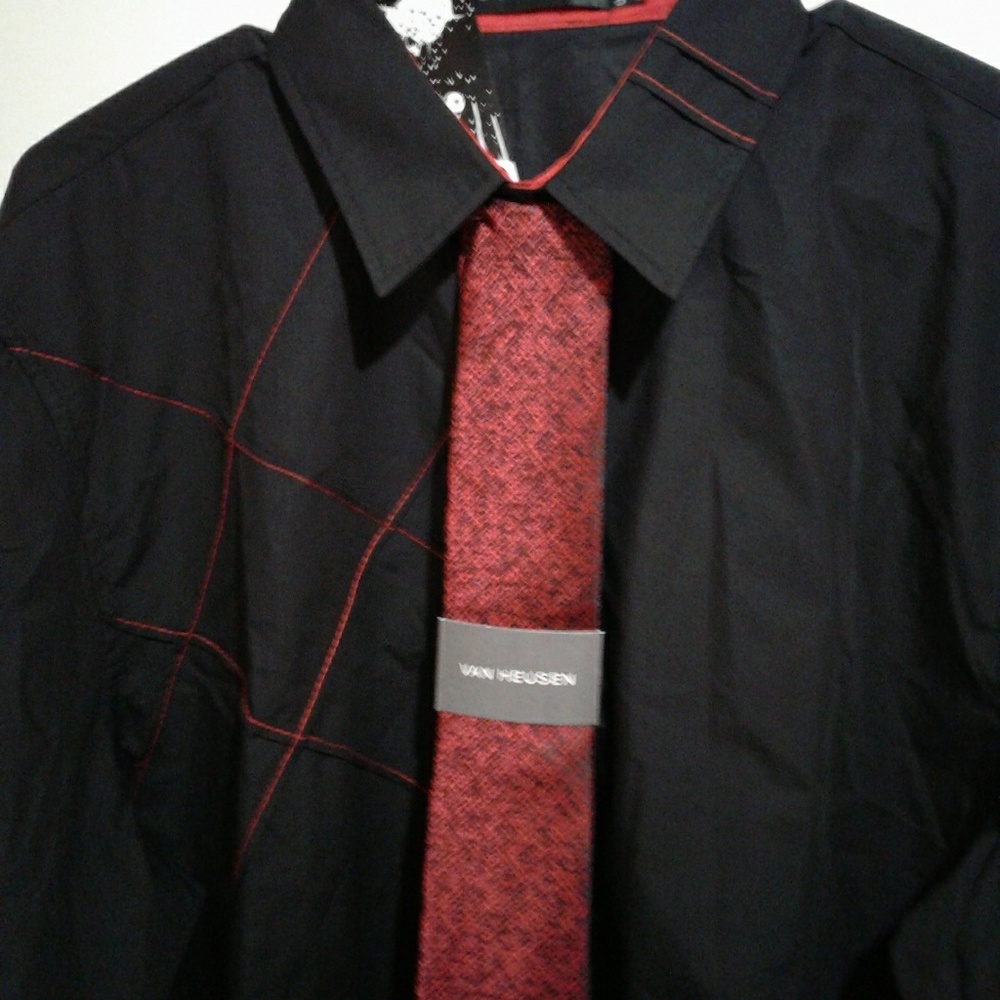 🌺 NWT Van Heusen Black/Red Textured Tie